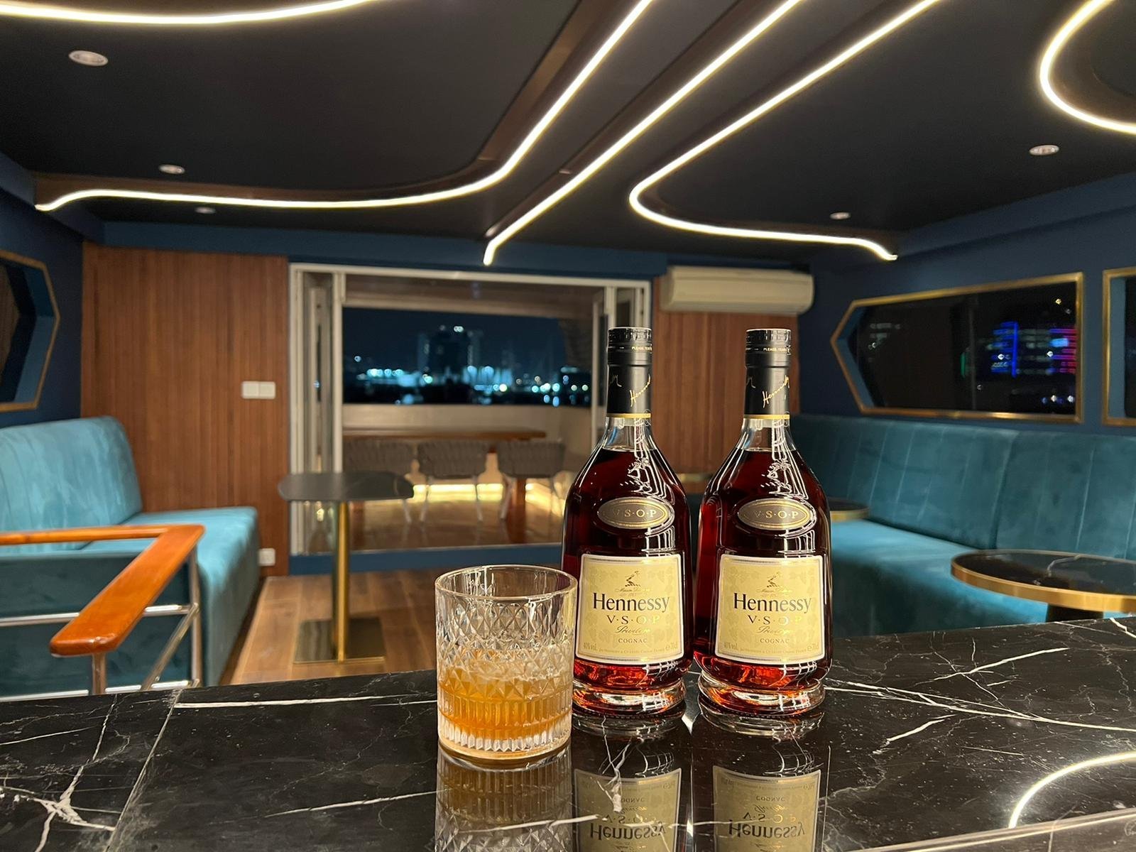 AY10 [Summer Featured] 6-hour Atia luxury 70-foot houseboat party (optional 2-hour Victoria Harbor tour) 3