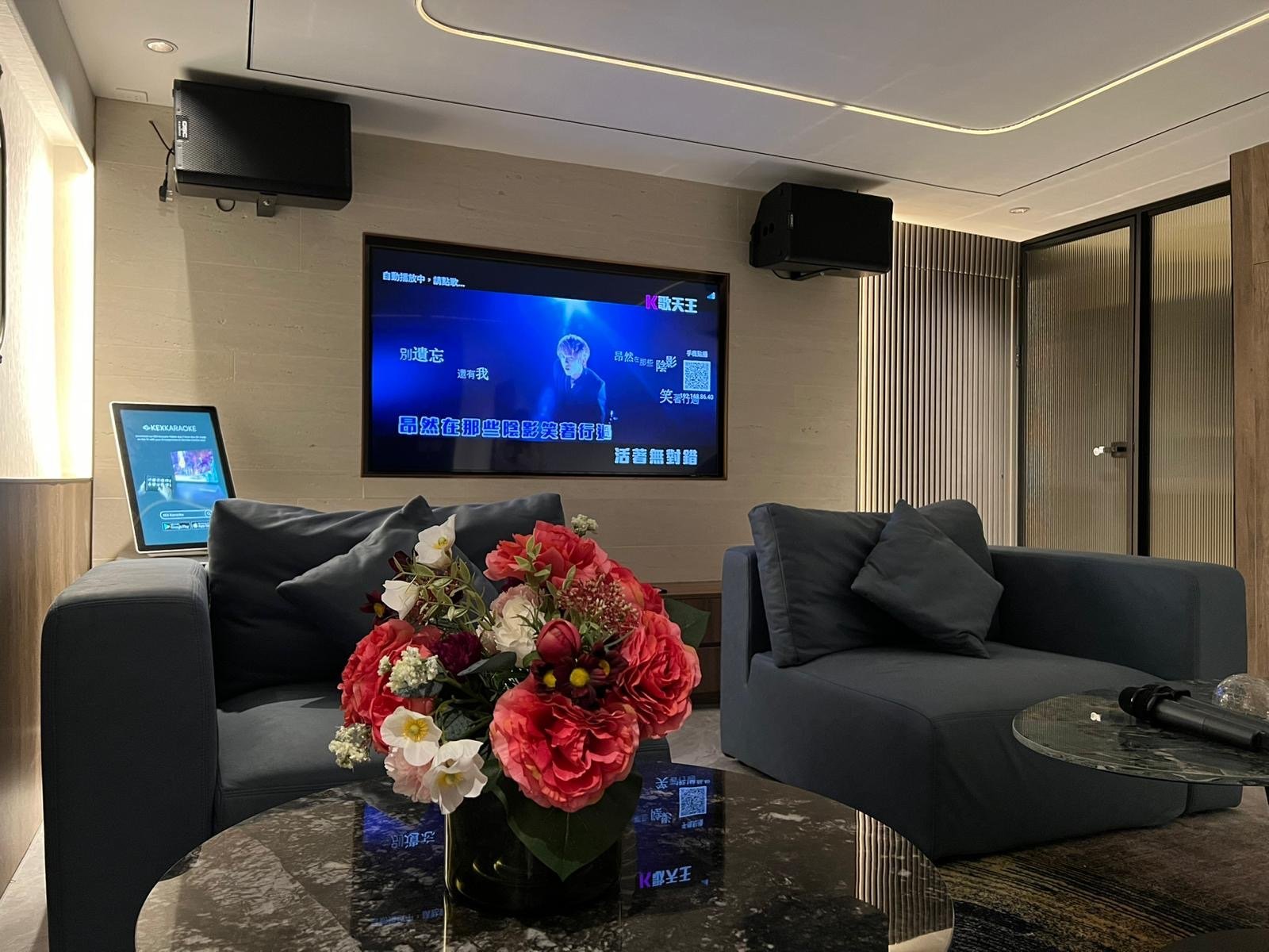 AY10 [Summer Featured] 6-hour Atia luxury 70-foot houseboat party (optional 2-hour Victoria Harbor tour) 6