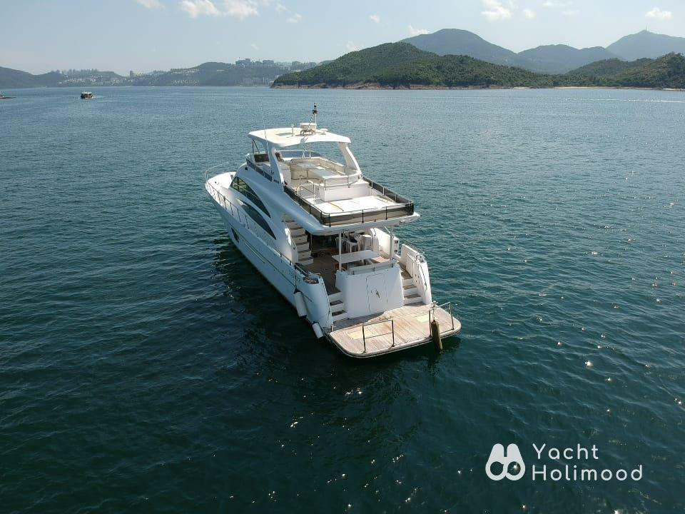 KR01 66ft Ruby Premium Cruiser! Night Tour of Victoria Harbour & Cuttlefish Fishing 3