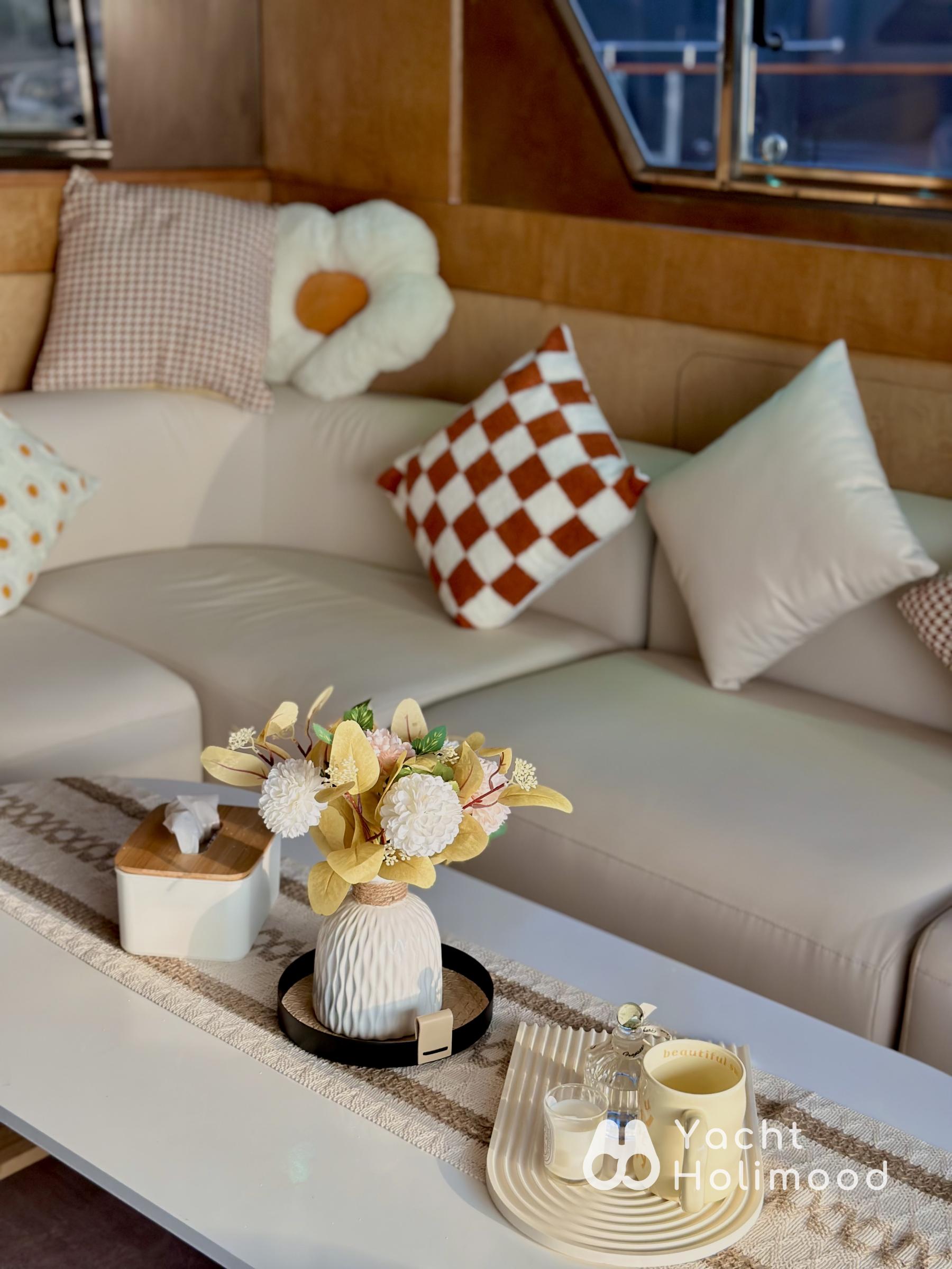 EX02 Vintage Instagram style! Sanlorenzo Cruiser Night Charter| Victoria Harbour Tour 11
