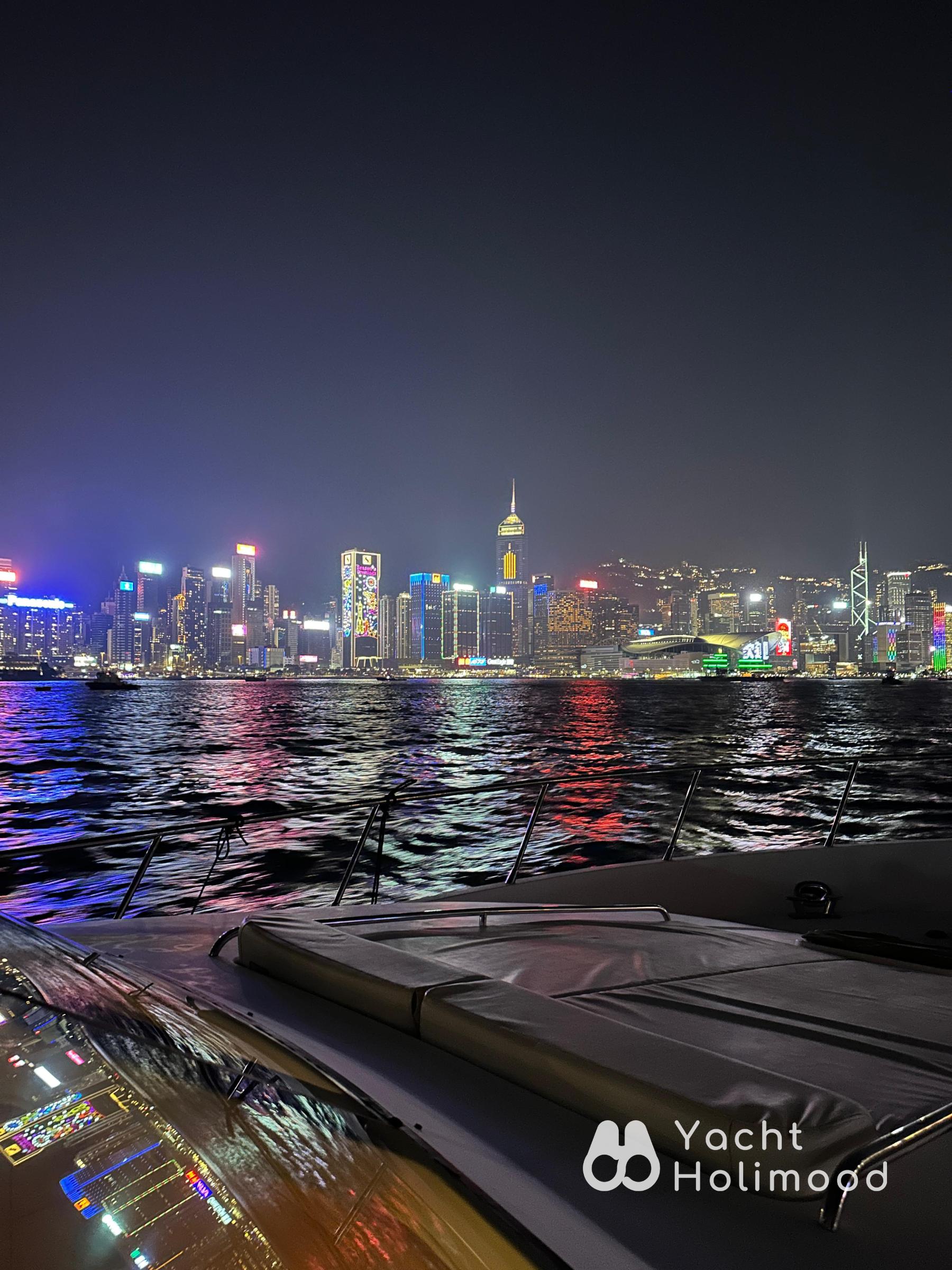 KR01 66ft Ruby Premium Cruiser! Night Tour of Victoria Harbour & Cuttlefish Fishing 13