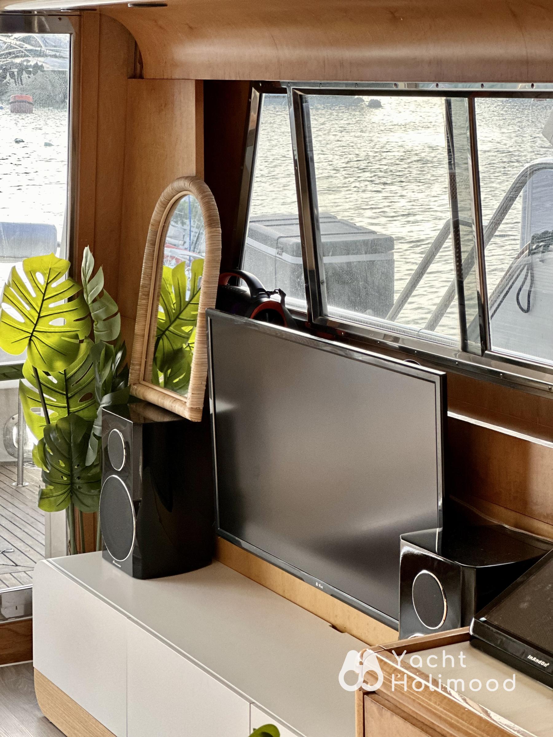 EX02 Vintage Instagram style! Sanlorenzo Cruiser Night Charter| Victoria Harbour Tour 10