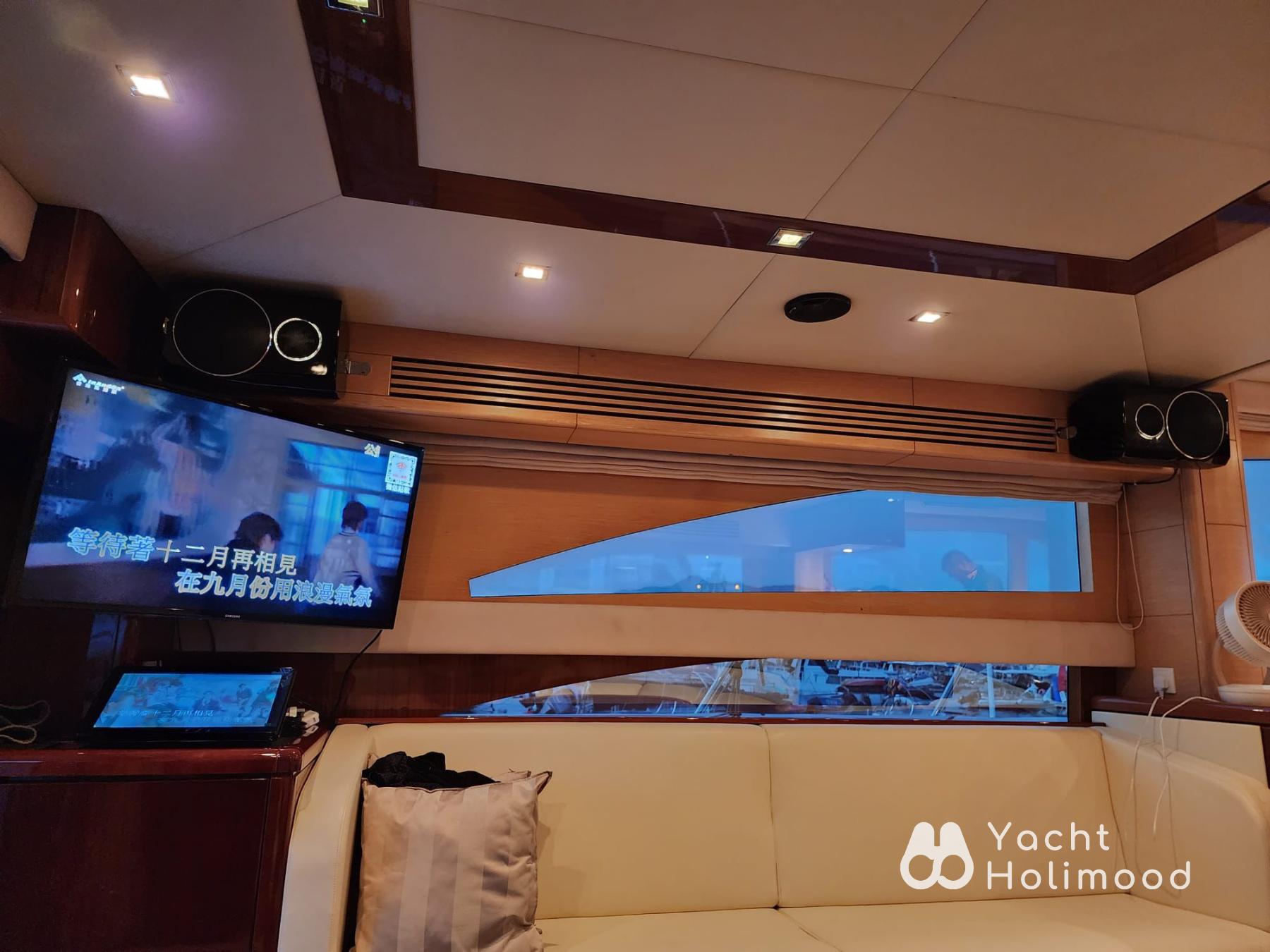 KR01 66ft Ruby Premium Cruiser! Night Tour of Victoria Harbour & Cuttlefish Fishing 7
