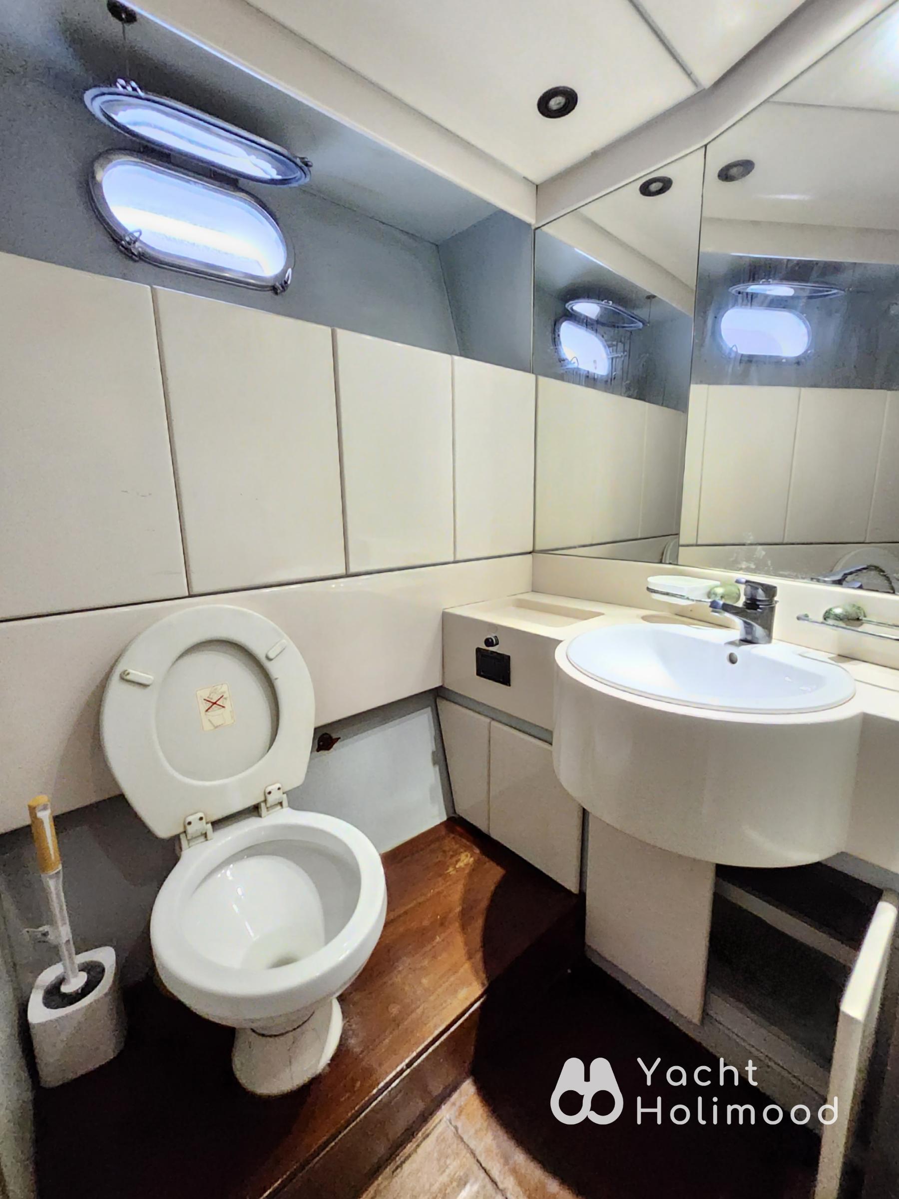 EX02 Vintage Instagram style! Sanlorenzo Cruiser Night Charter| Victoria Harbour Tour 26