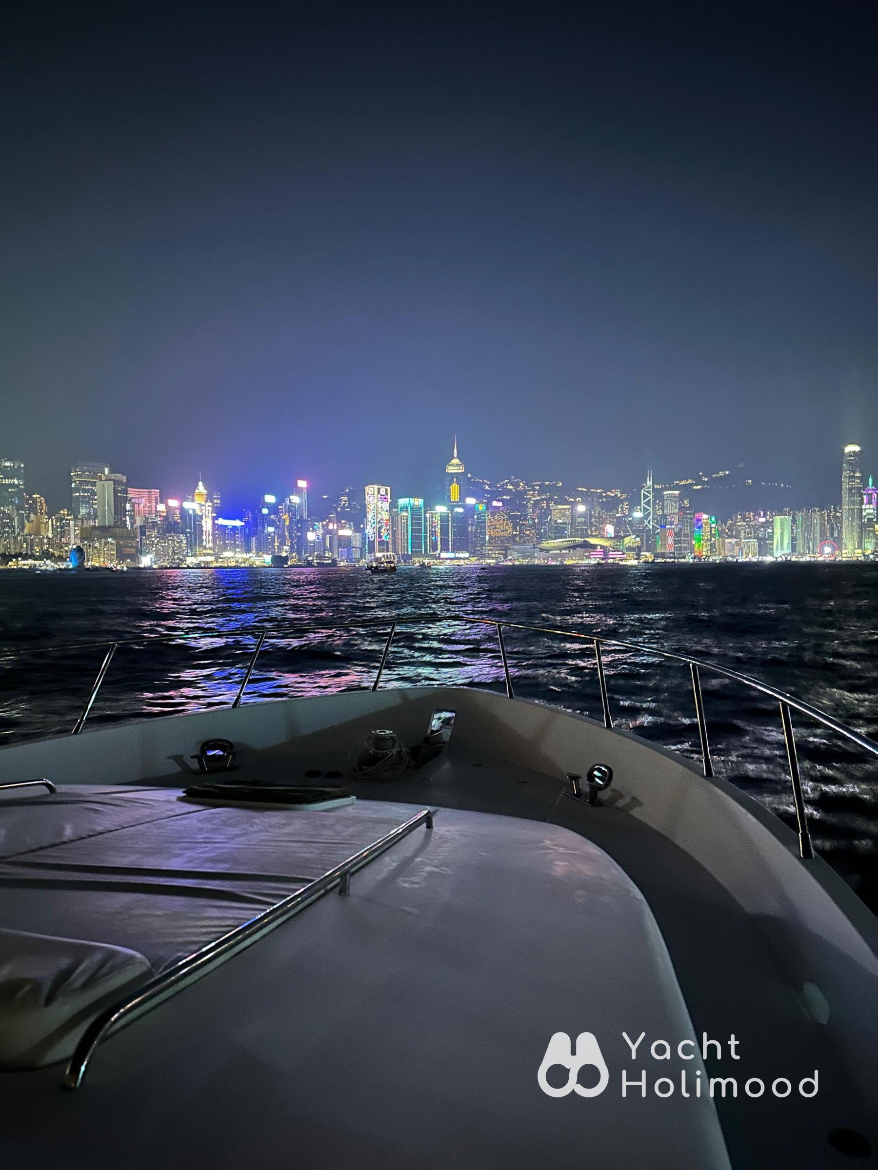 KR01 66ft Ruby Premium Cruiser! Night Tour of Victoria Harbour & Cuttlefish Fishing 12