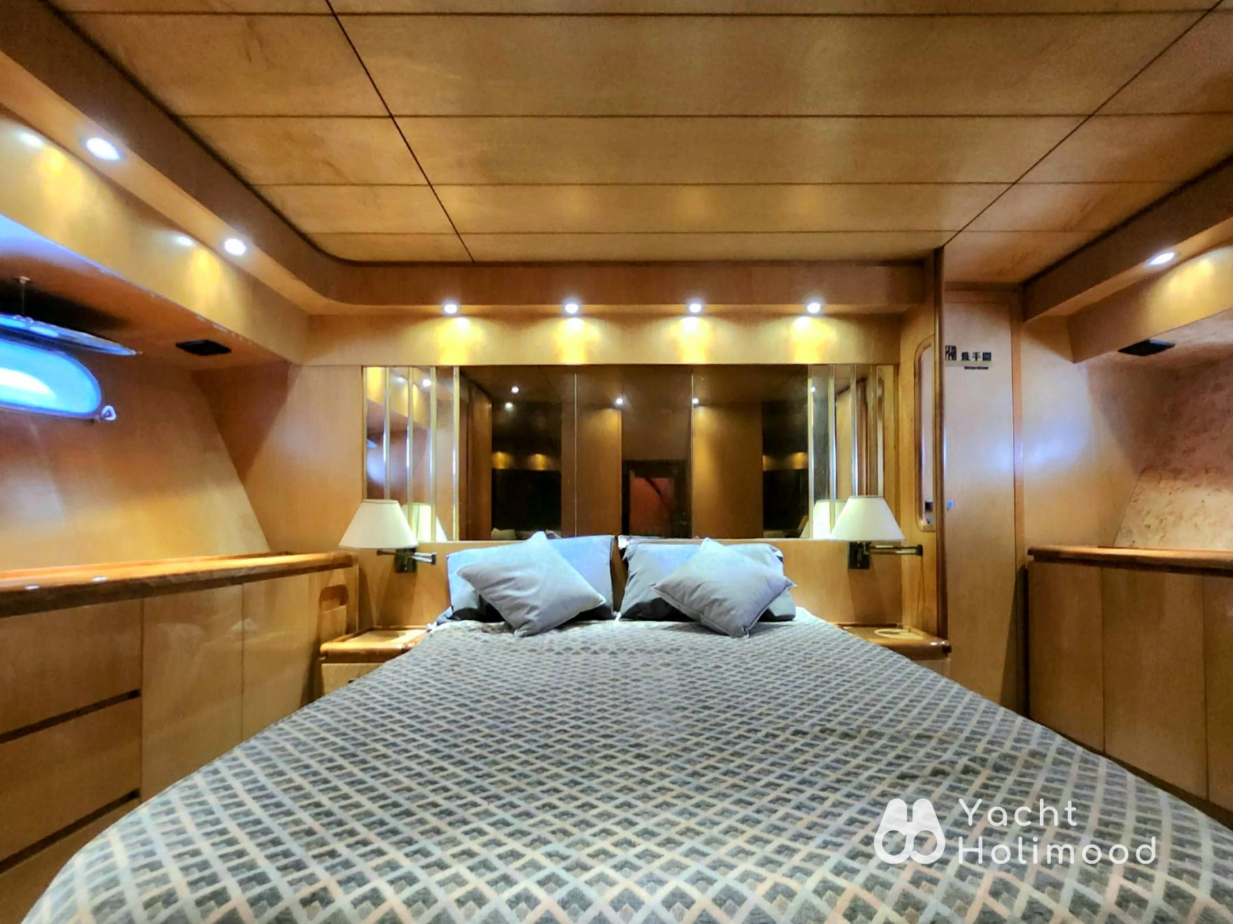 EX02 Vintage Instagram style! Sanlorenzo Cruiser Night Charter| Victoria Harbour Tour 25