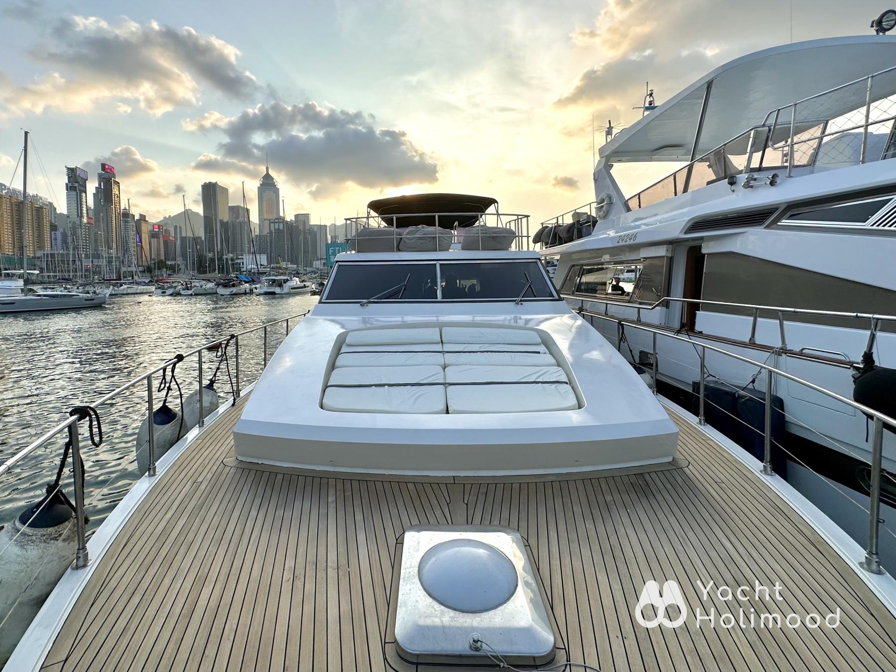 EX02 Vintage Instagram style! Sanlorenzo Cruiser Night Charter| Victoria Harbour Tour 12